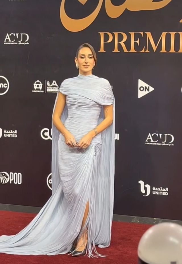 أمينة خليل بفستان باللون الأزرق الباستيلي