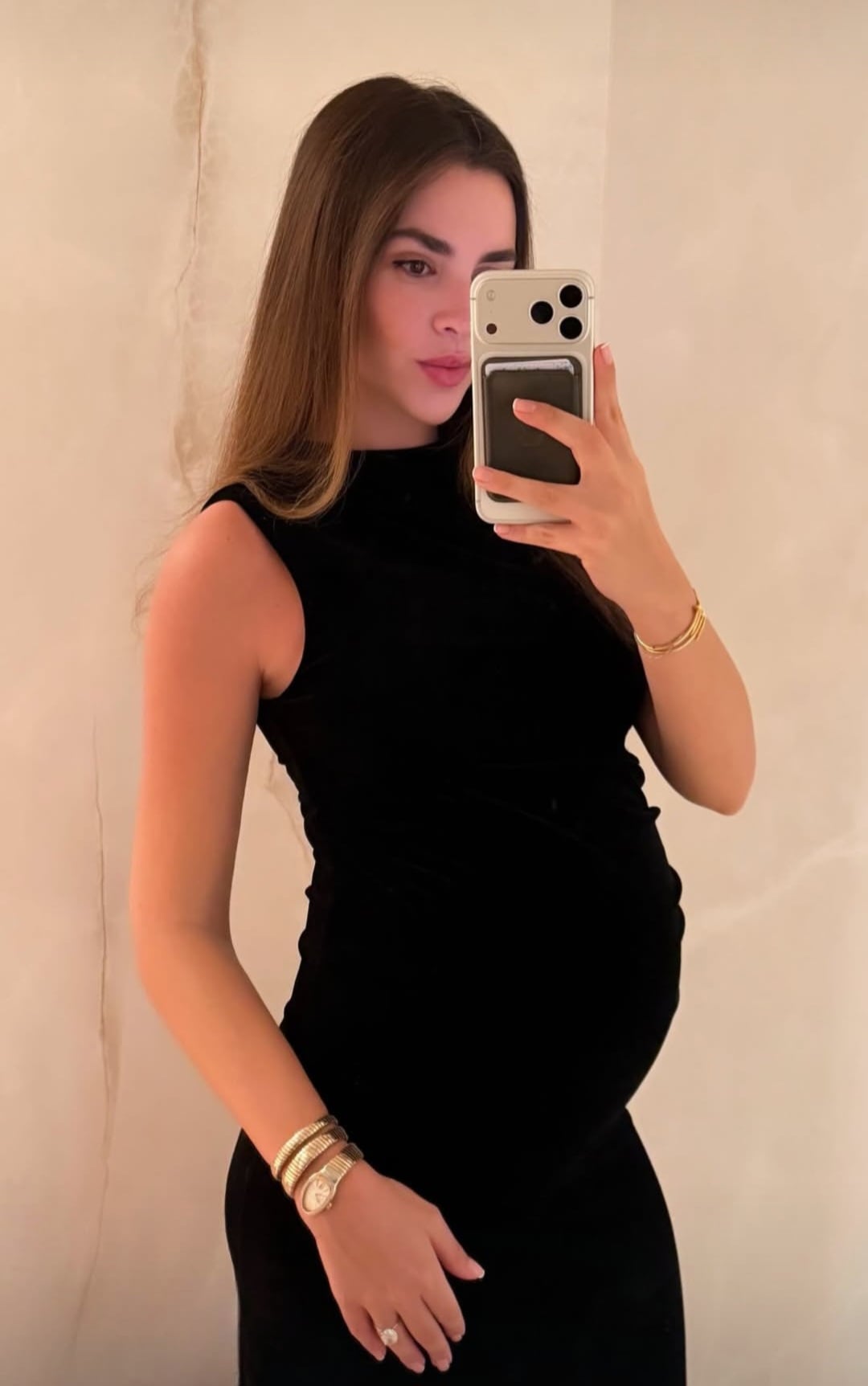 زين قطامي تبرز حملها بملابس كاجوال ضيقة