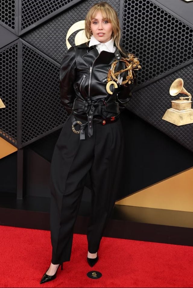 مايلي سايرس بجاكيت الجلد