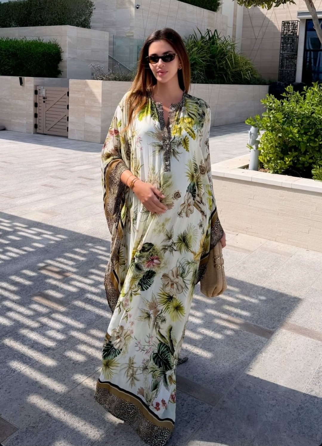 زين قطامي بفستان فضفاض أنيق على البحر