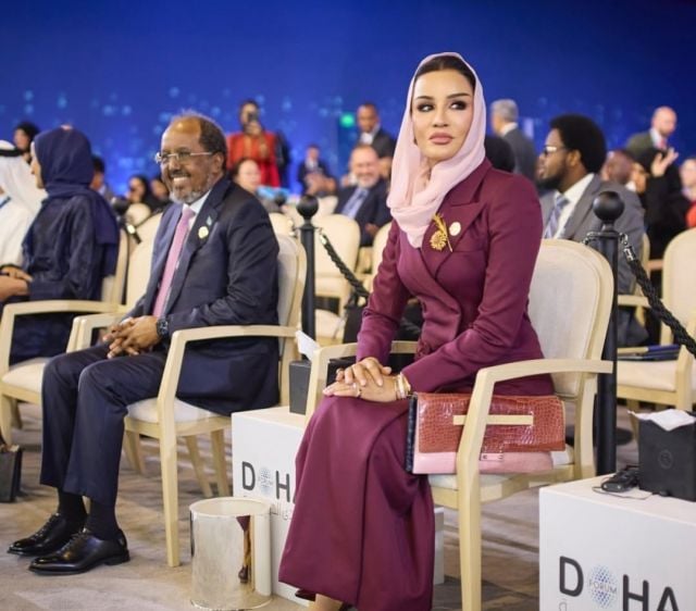 الشيخة موزا بمعطف فخم باللون البرغندي