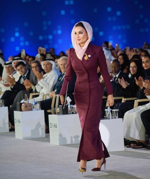 الشيخة موزا بمعطف فخم باللون البرغندي