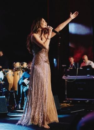 نانسي عجرم تتألق بفستان ناعم بصيحة الشراريب الذهبية