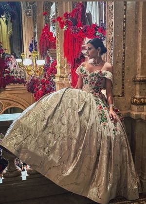 مهيرة عبد العزيز تستعرض أنوثتها بفستان ضخم مطرز بالورود