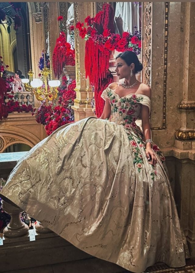 مهيرة عبد العزيز بفستان ملكي