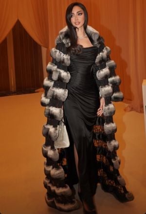 نور الغندور تلفت الأنظار بإطلالة أنيقة بالأسود والفرو