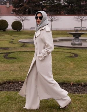 مهيرة عبدالعزيز تخطف الأنظار بجمالها بالعباءة والحجاب