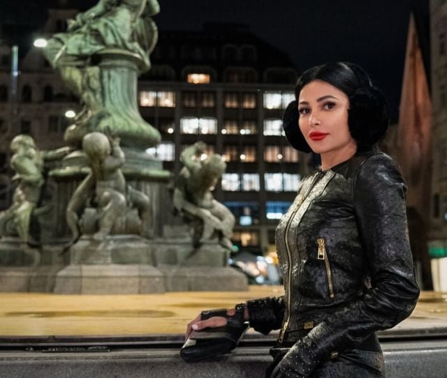 مهيرة عبدالعزيز تخطف الأنظار بجمالها بالعباءة والحجاب