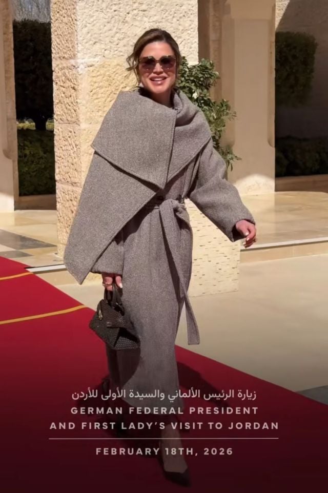 الملكة رانيا تتألق بمعطف Evase عصري