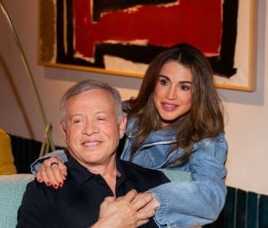 الملكة رانيا العبدالله تتألق بالأحمر في أول إفطار رمضاني