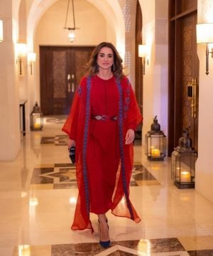 الملكة رانيا العبدالله تتألق بالأحمر في أول إفطار رمضاني