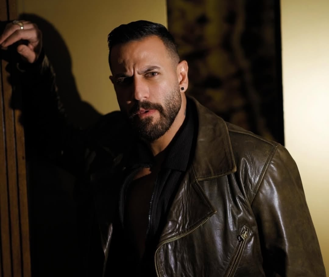 نيقولا معوض ينشر صوره مع طفله الوسيم