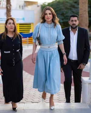 الملكة رانيا العبدالله تلفت الأنظار بطقم من الدنيم الناعم