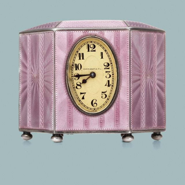 ساعة من الفضة والمينا