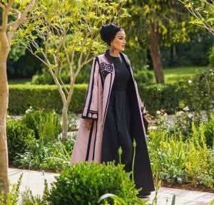 موضة الأزياء الشرقية بألوان الباستيل على طريقة الشيخة موزا