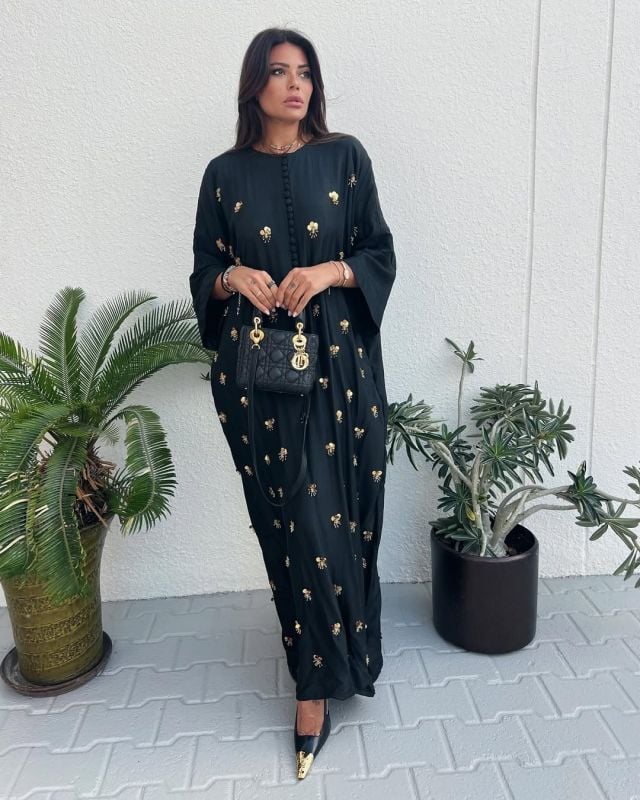 العنود بدر تختار عباية سوداء أنثوية مزينة بالورود الصغيرة