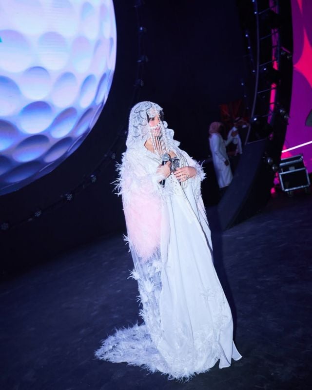 هيفاء وهبي بالبرقع الأبيض 