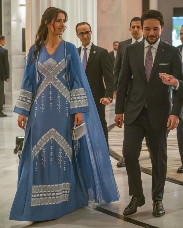 الأميرة تتألق بقفطان باللون الأزرق المطرّز