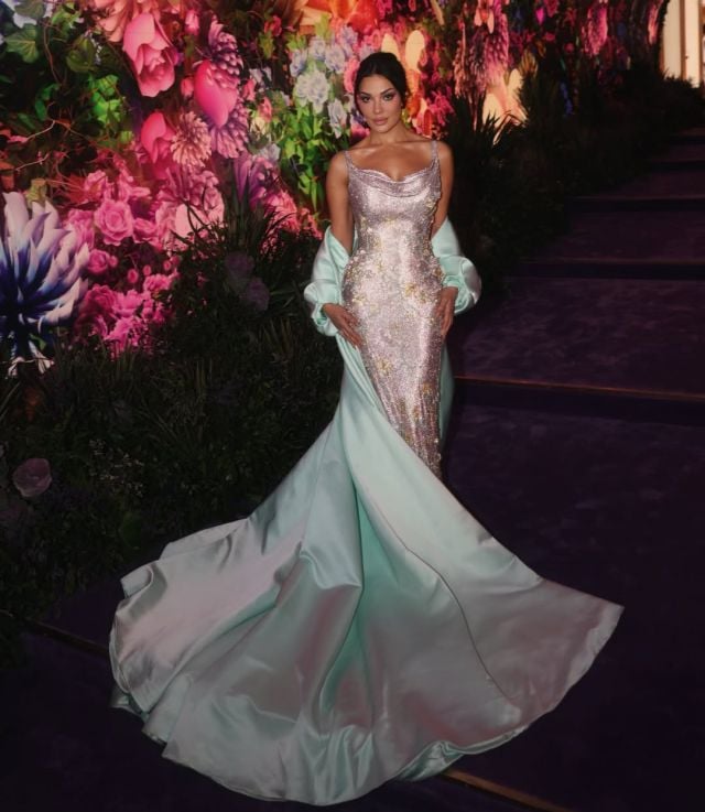 نادين نسيب نجيم بفستان براق بلون لافت