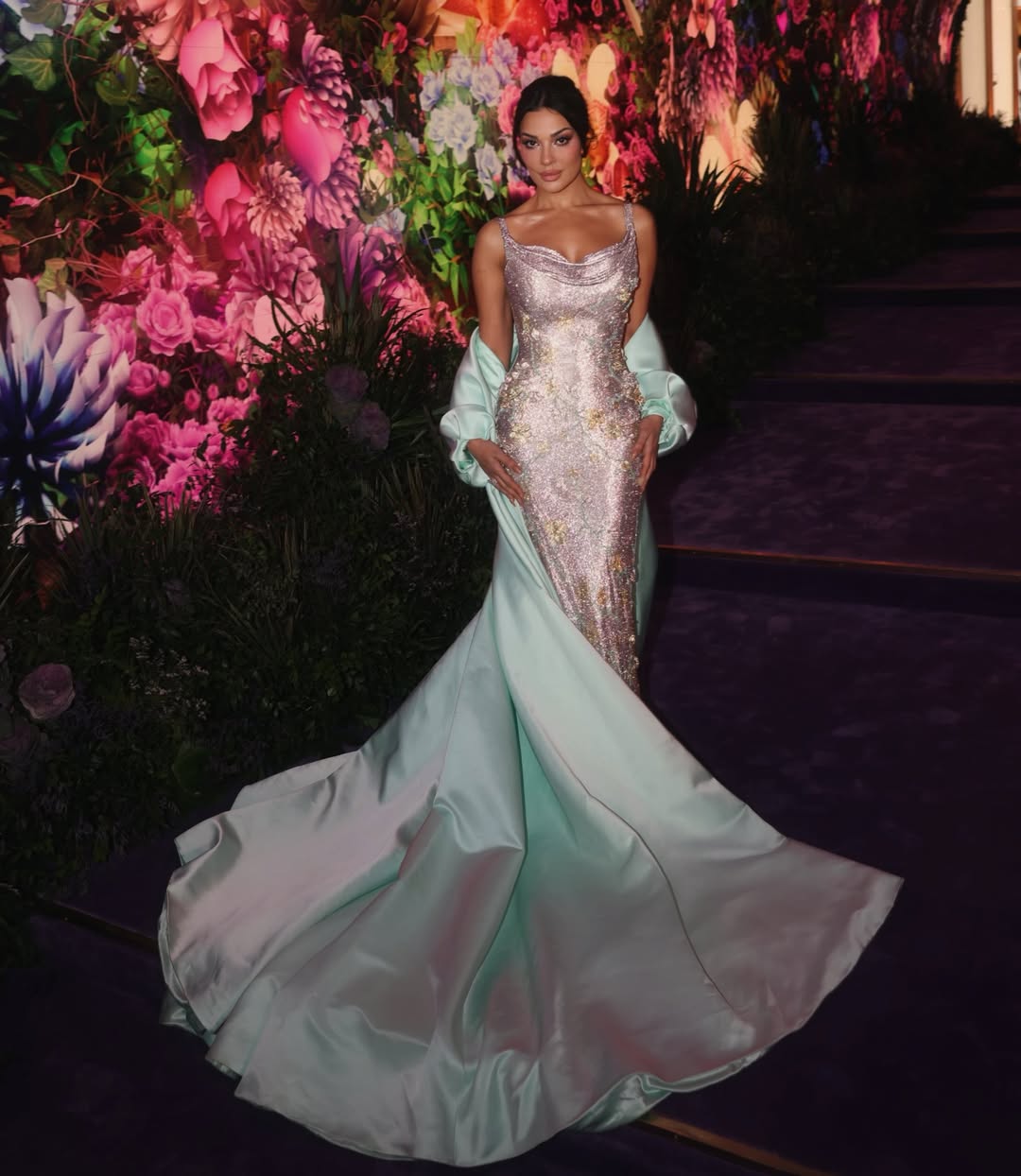 نادين نسيب نجيم بفستان براق مع كاب ساتان