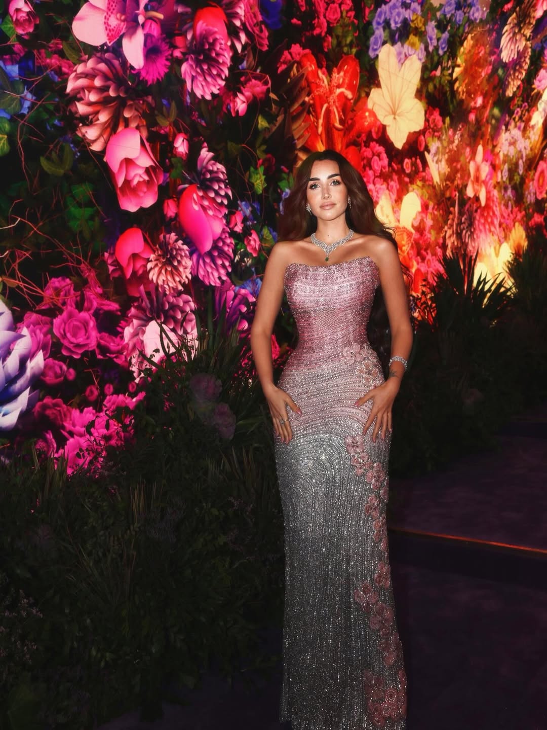 هنا الزاهد بفستان باستيلي بأسلوب براق