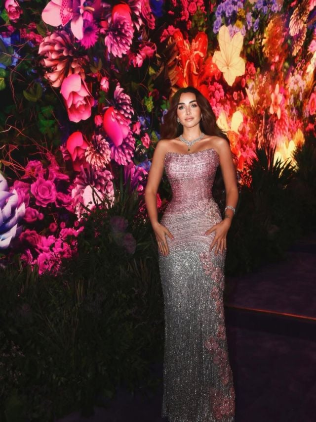 هنا الزاهد تختار الفستان البراق بطابع متدرج الألوان