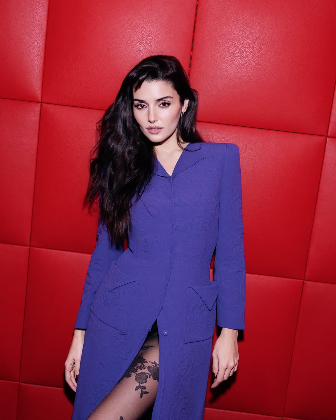 هاندا أرتشيل تتألق بالبنفسجي في إطلالة أنثوية جريئة من Valentino 