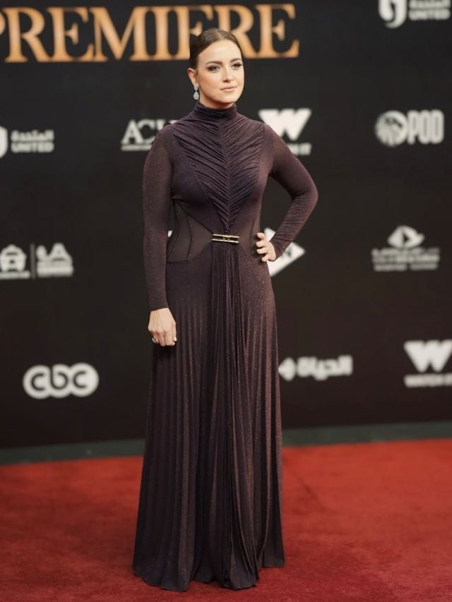 ريهام عبد الغفور بفستان باللون البني 