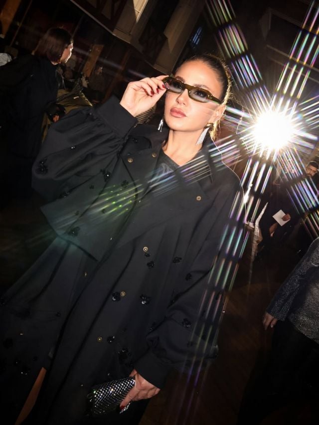 ديمة قندلفت بمعطف ترنش باللون الأسود