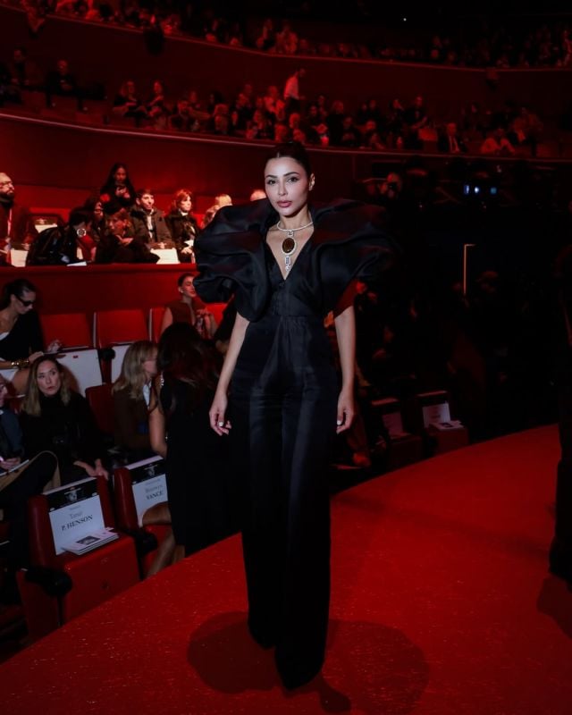 مهيرة عبد العزيز بجمبسوت أسود بأكتاف مسرحية