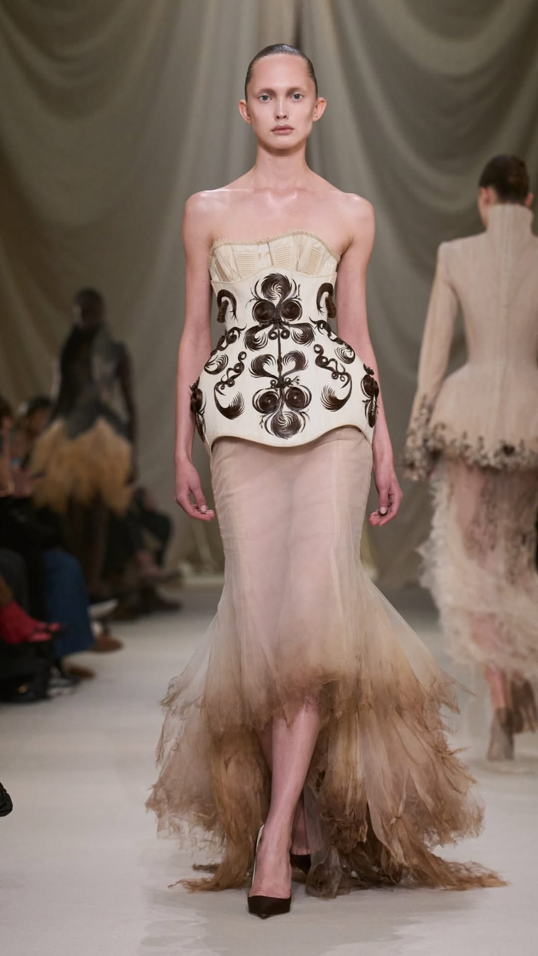 آشي استوديو للأزياء الراقية لموسم ربيع وصيف 2026 آشي استوديو للأزياء الراقية لموسم ربيع وصيف 2026