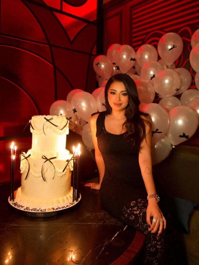 رحمة رياض بفستان أسود يتخلله الدانتيل