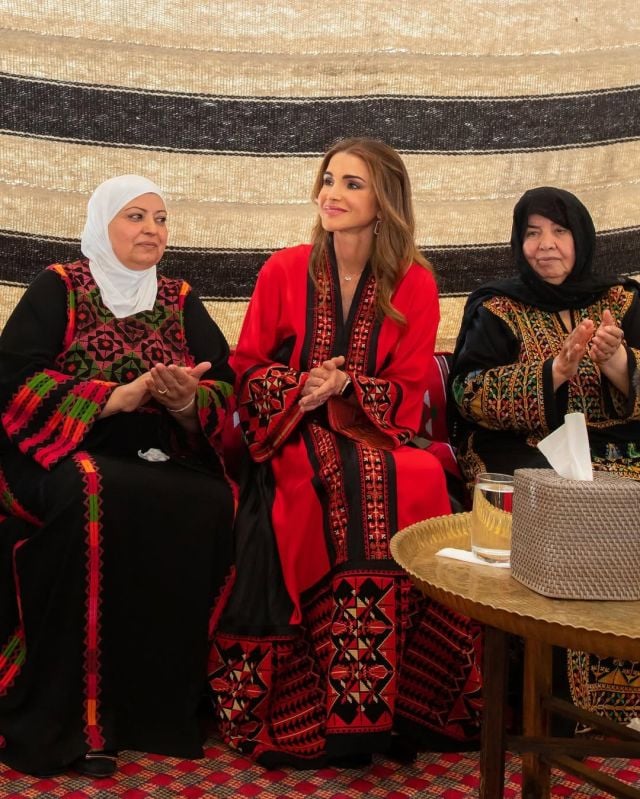 الملكة رانيا بالقفطان الأحمر المنقش