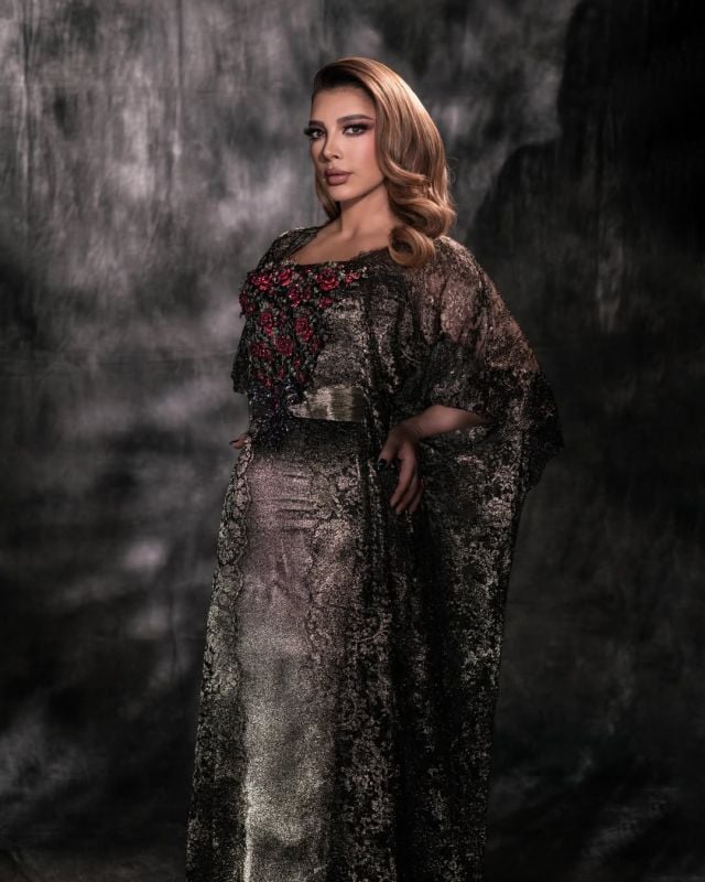 أصالة تتألق بفستان منسدل بنقشات ناعمة بتوقيع هويدا بريدي