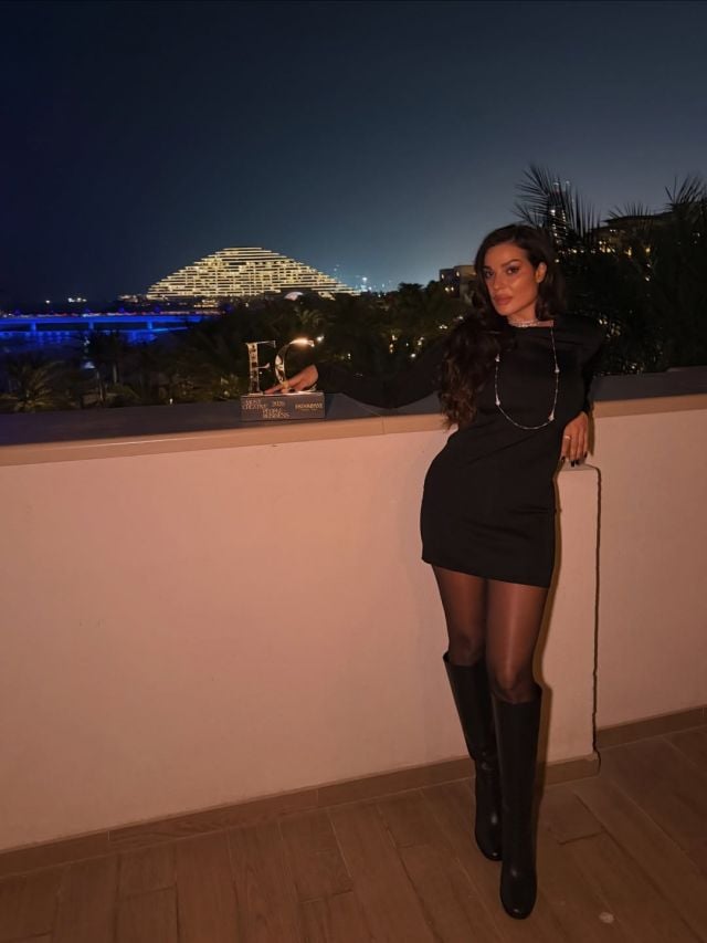 نادين نسيب نجيم تعتمد لوكاً عصرياً بالفستان القصير والبوت