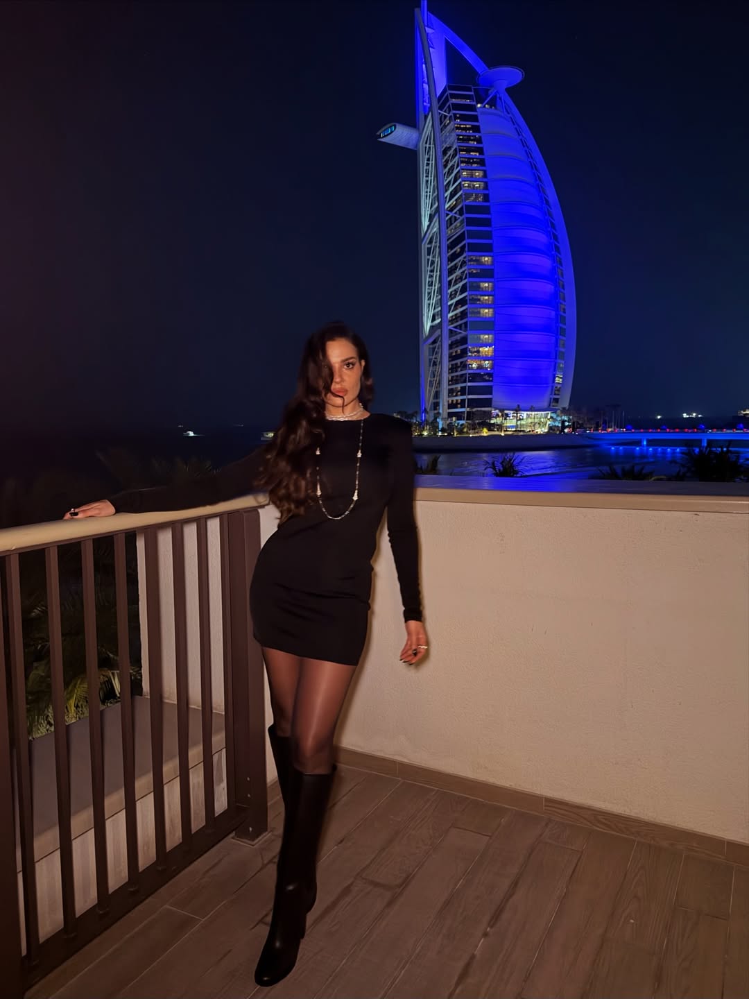 نادين نسيب نجيم تتألق بفستان أسود قصير وبوت جريء