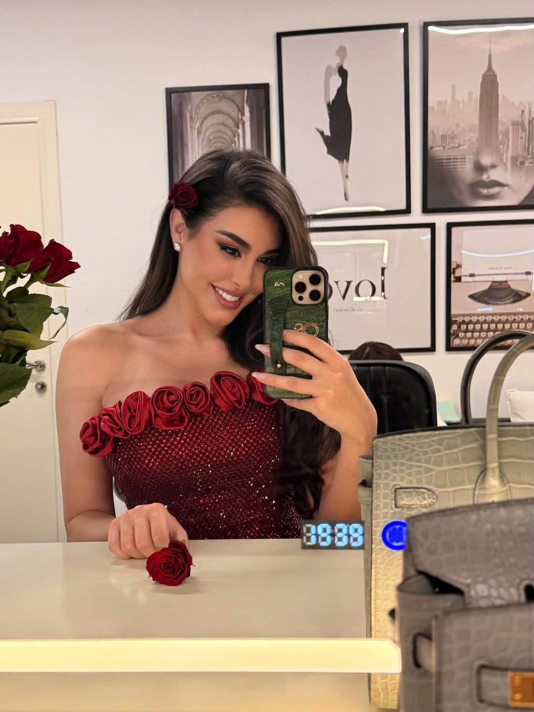 ياسمين صبري ترتدي الذهبي والورود الحمراء... عيد الحب مبكراً