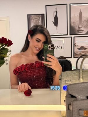 ياسمين صبري ترتدي الذهبي والورود الحمراء... عيد الحب مبكراً