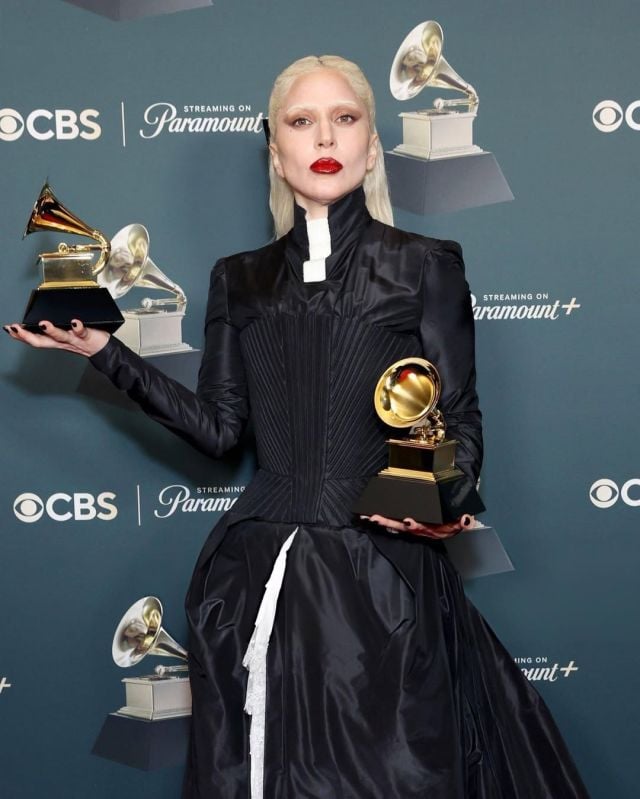 ليدي غاغا بإطلالة بطابع ريترو