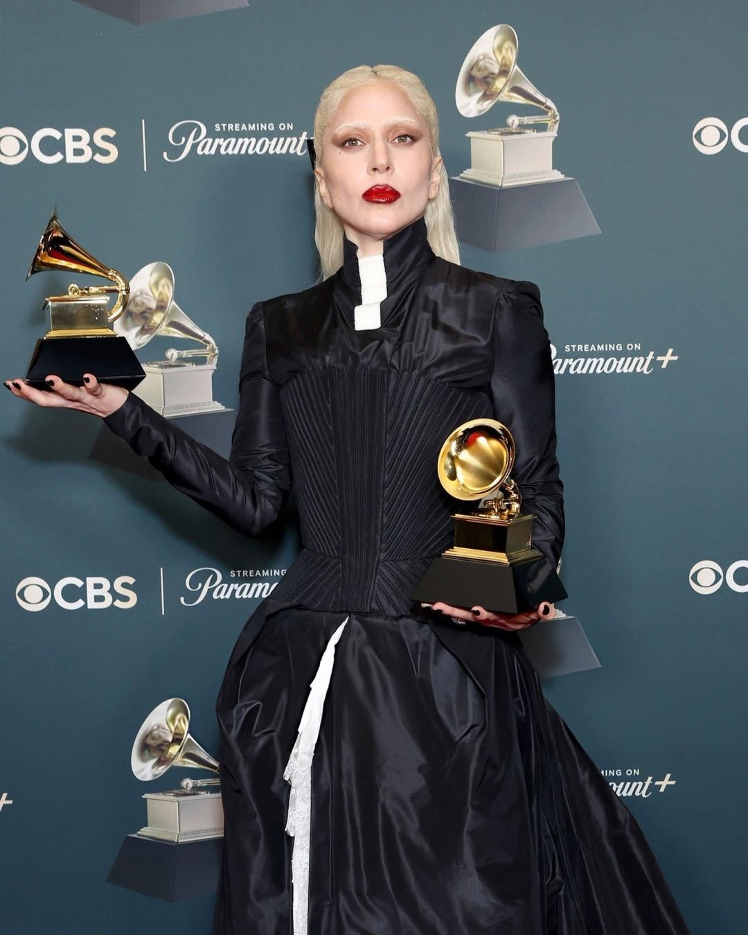 اطلالة ليدي غاغا بتصميم ريترو