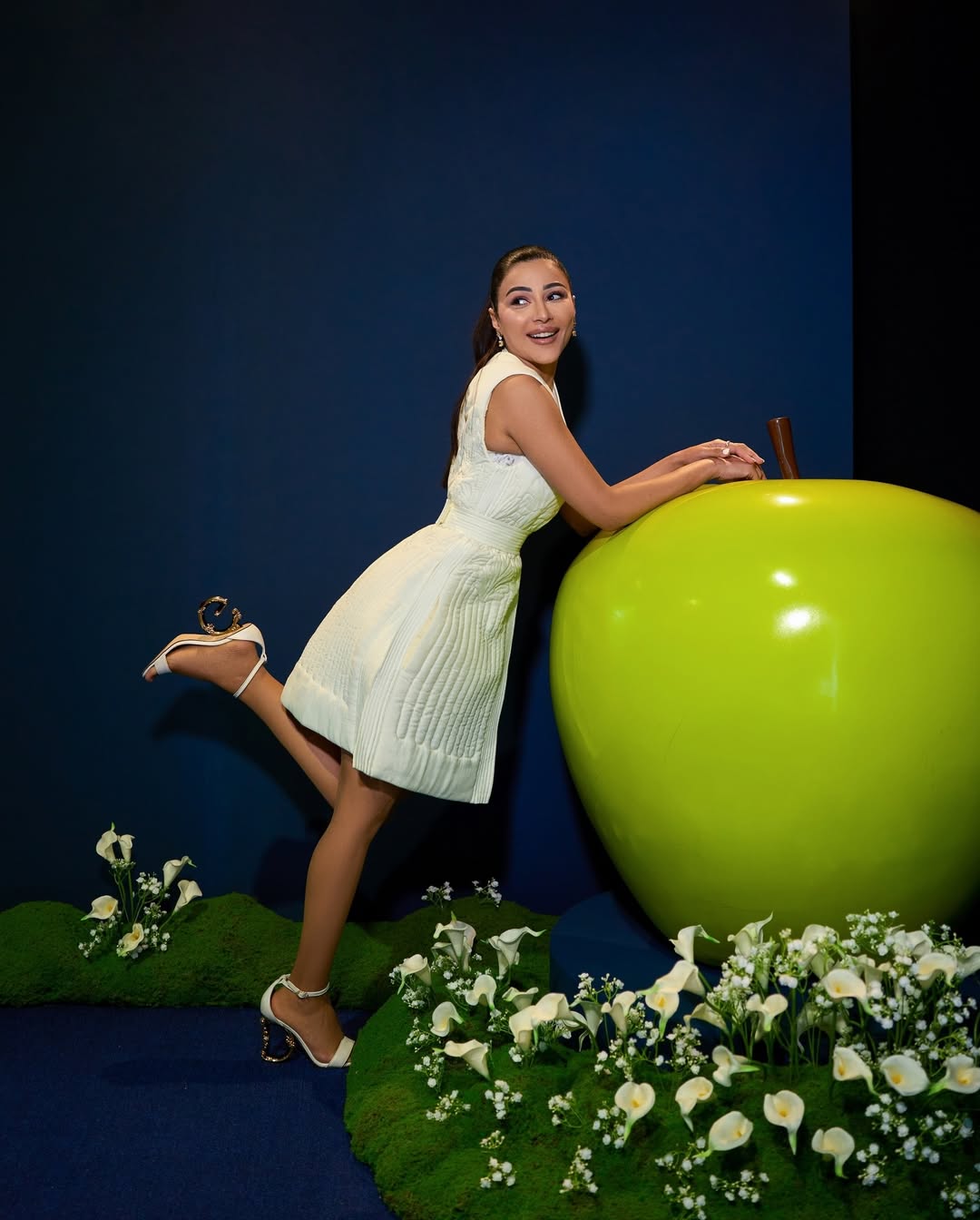 إطلالتان لافتتان لمهيرة عبد العزيز في افتتاح أسبوع الموضة بدبي