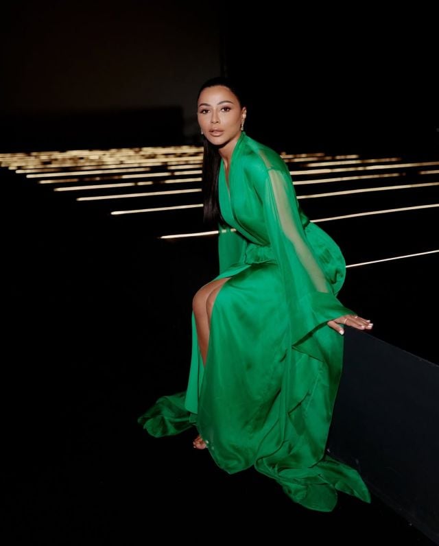 مهيرة عبد العزيز تتألق بفستان أخضر طويل بطابع شرقي راقٍ