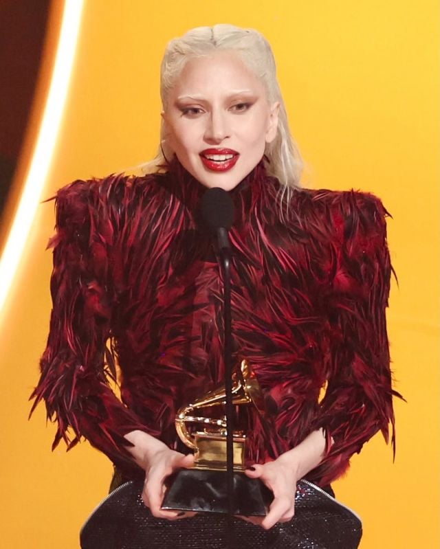 ليدي غاغا بتصميم الريش الأحمر والأسود