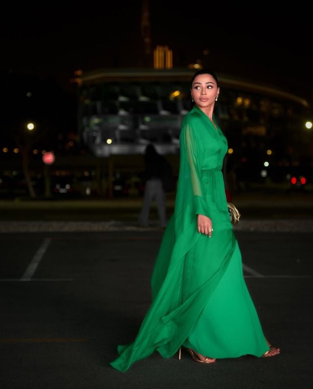 الفستان الأخضر الطويل يضيف لمسة ملكية الى إطلالة مهيرة عبد العزيز
