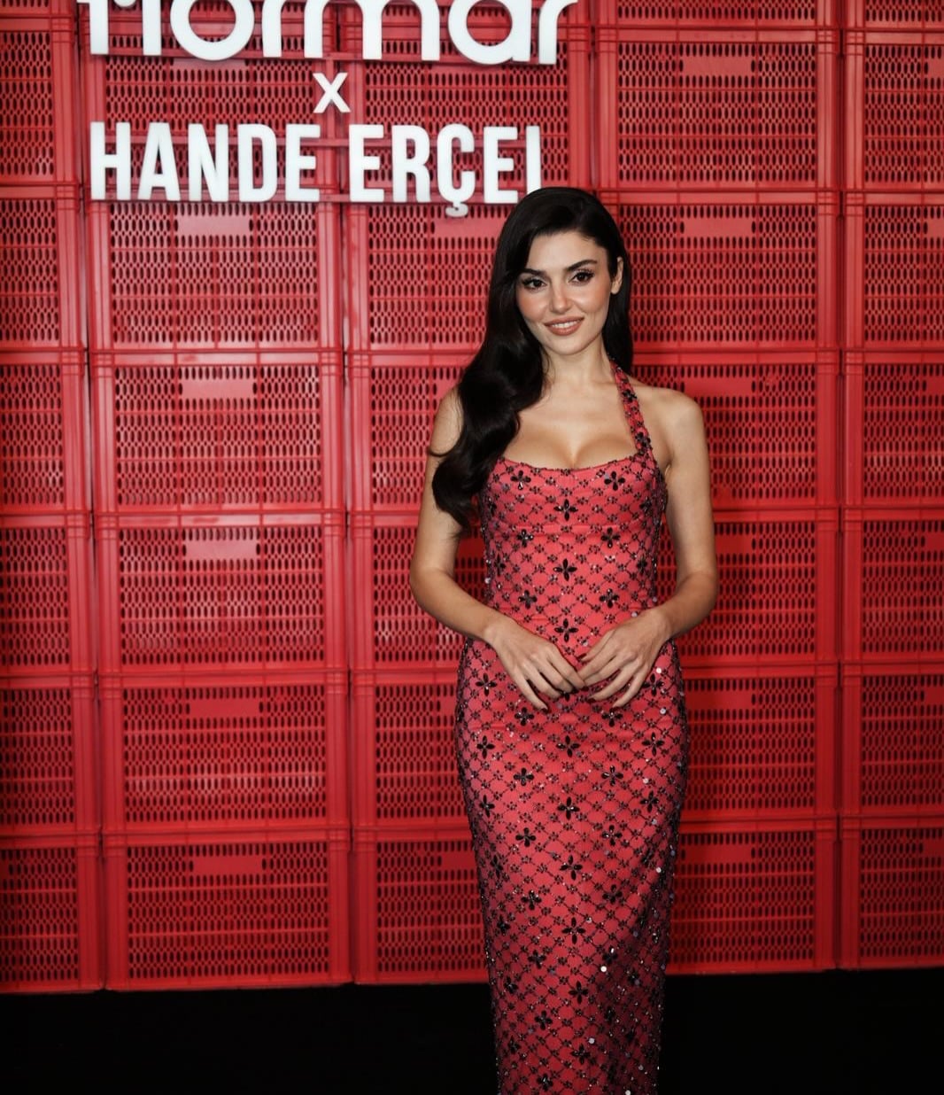 إطلالة أنثوية لافتة… هاندا أرتشيل تتألق باللون الزهري