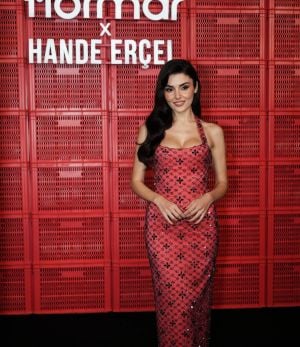 إطلالة أنثوية لافتة… هاندا أرتشيل تتألق باللون الزهري