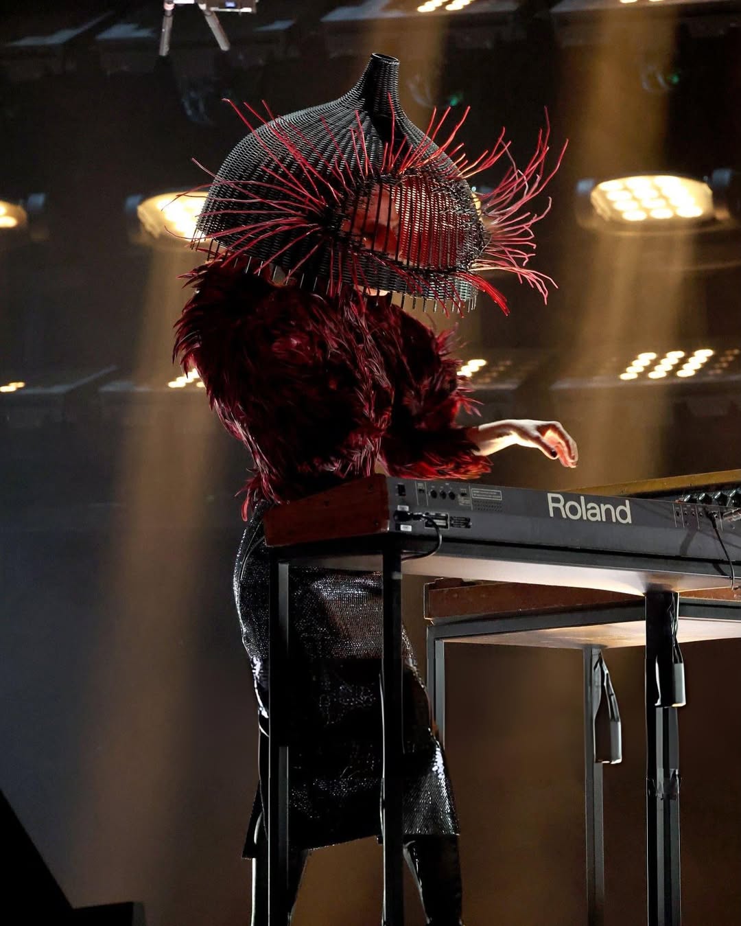 اطلالة ليدي غاغا بتصميم ماكوين