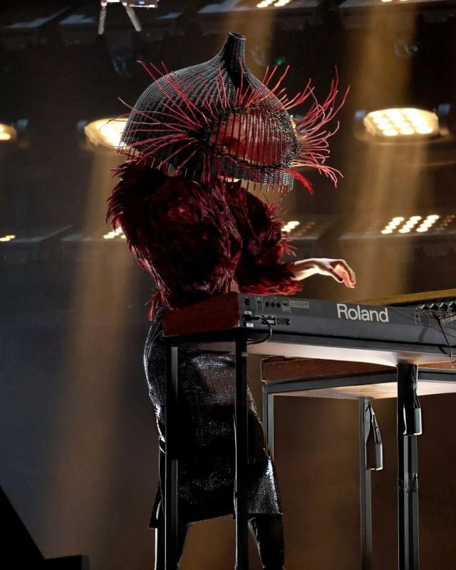 ليدي غاغا بإطلالة تكرّم فيها ألكسندر ماكوين