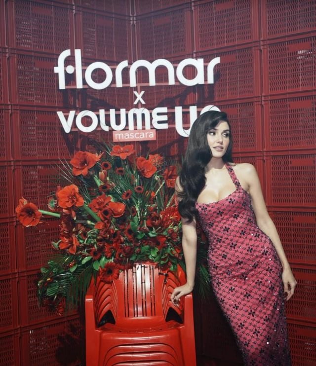 إطلالة أنثوية لافتة… هاندا أرتشيل تتألق باللون الزهري