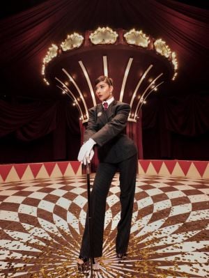 لجين عمران بالفضي وبلقيس ببدلة ذكورية: إطلالتان تعكسان الجرأة